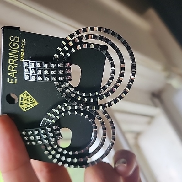 NWT - Black Shiny circle earrings - Picture 7 of 7